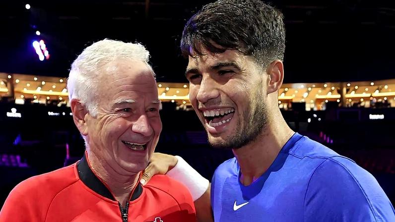 John McEnroe e Carlos Alcaraz (Foto: Clive Brunskill/Getty Images for Laver Cup)