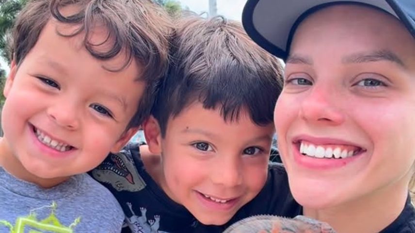 Letícia Navas com os filhos, Nicholas e Nathan, e camaleoa de estimação — Foto: Reprodução/Instagram