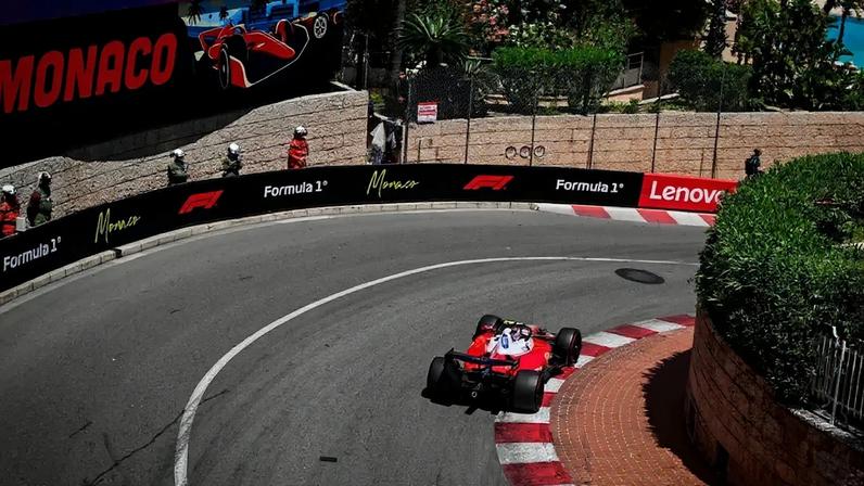 Lewis Hamilton em ação na classificação do GP de Mônaco na F1 2026 (Foto: Andrej ISAKOVIC / AFP)