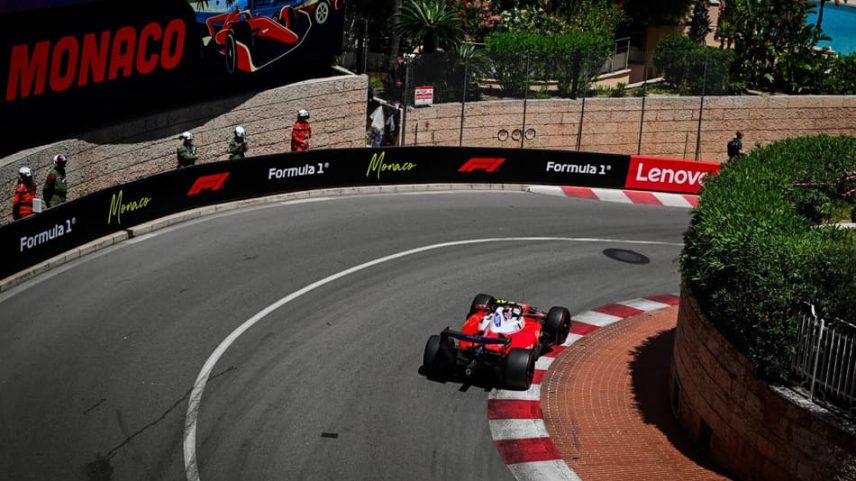Lewis Hamilton em ação na classificação do GP de Mônaco na F1 2026 (Foto: Andrej ISAKOVIC / AFP)