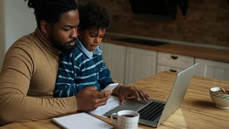 Família enfrentando dificuldades financeiras com fé em Deus durante a crise.