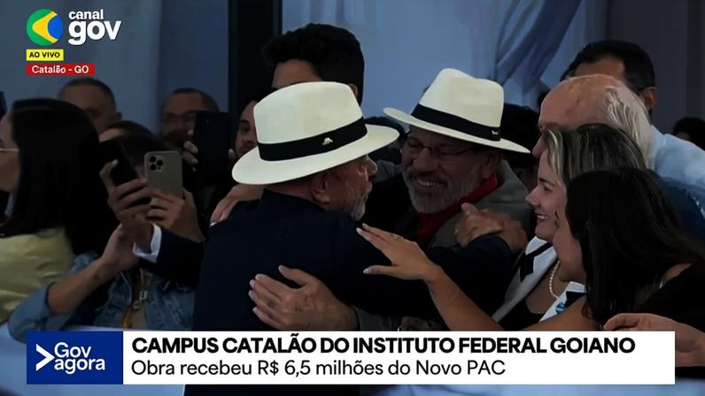 Lula abraça Delúbio Soares (também de chapéu) durante evento em Catalão (GO). (Foto: Reprodução/YouTube/Canal Gov/@canalgov)
