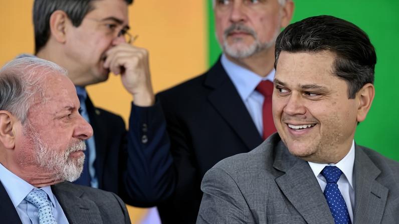 Lula e o presidente do Senado, Davi Alcolumbre, durante cerimônia no Palácio do Planalto