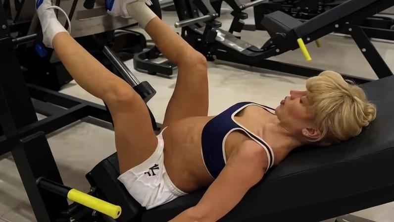 Malu Borges, prestes a dar à luz, treina na academia diariamente