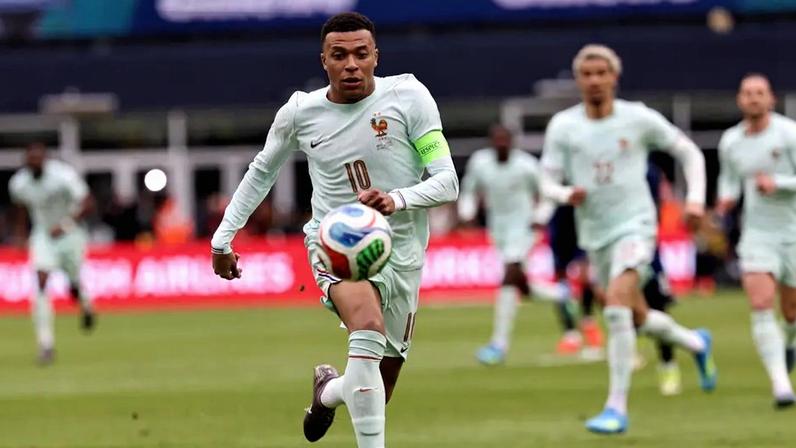 Mbappé em ação no amistoso entre França e Brasil nos Estados Unidos (Foto: FRANCK FIFE / AFP)