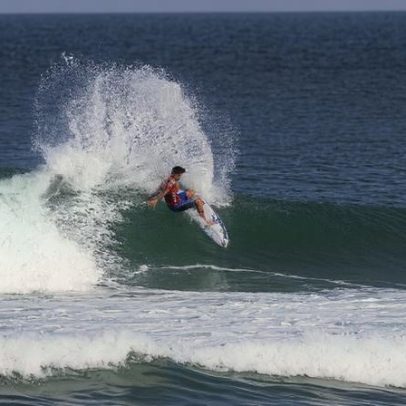 Gabriel Medina é eliminado na estreia em Saquarema; Samuel Pupo avança