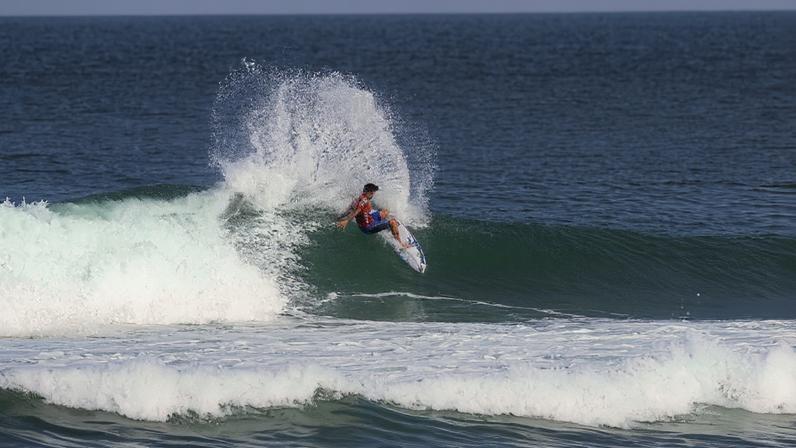 Gabriel Medina dá bela rasgada na estreia em Saquarema — Foto: WSL