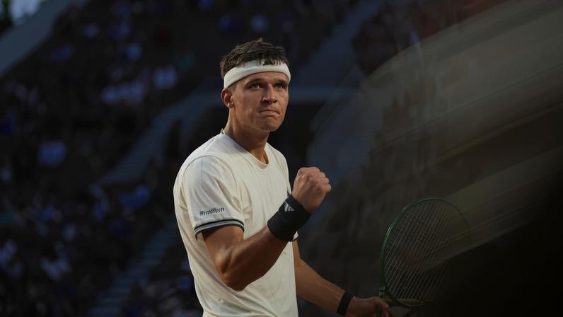 Mensik e Zverev abrem semifinais às 9h30; italianos duelam às 14h