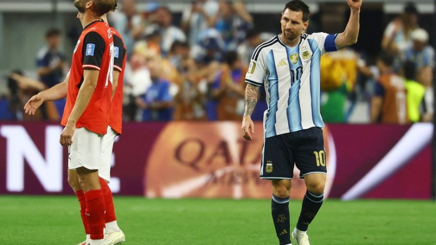 Argentina se impõe em confronto de estilos e vê Messi bater recorde