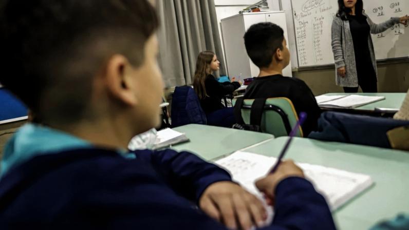 Canoas (RS), 21/06/2024 - A professora Suelem Furlanetto dentro de sala de aula na Escola Municipal Rio Grande do Sul, após enchente que atingiu toda a escola. Foto: Bruno Peres/Agência Brasil
