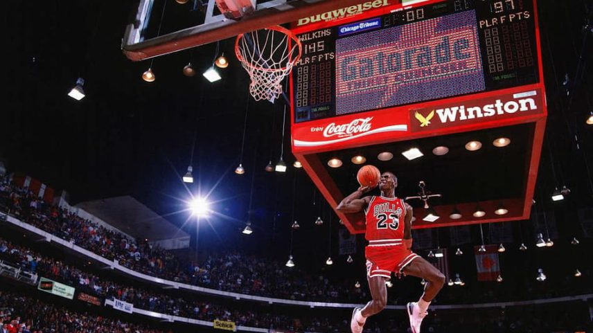 Michael Jordan eternizou o 'slam dunk', elevando o movimento a um símbolo do basquete mundial. (Foto: NBA)