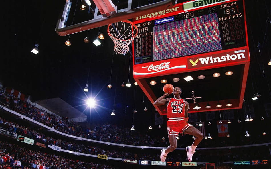 Michael Jordan eternizou o 'slam dunk', elevando o movimento a um símbolo do basquete mundial. (Foto: NBA)