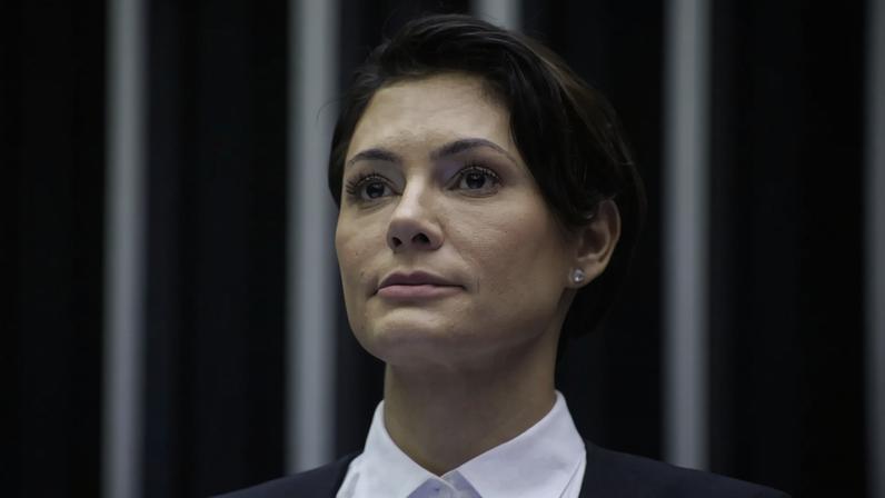 Michelle acusa Flávio de tê-la humilhado após crise interna no PL e relata campanha de ataques promovida por aliados do bolsonarismo. (Foto: Paulo Sérgio/Câmara dos Deputados)