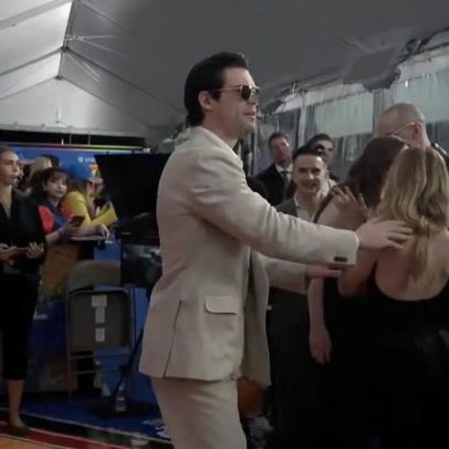 David Corenswet pede que fotógrafo se afaste de Milly Alcock em vídeo de estreia viral
