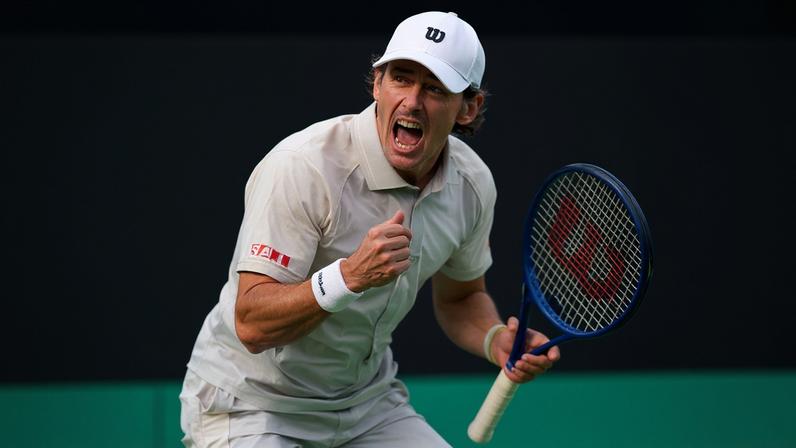 De Minaur vence a quinta seguida na Holanda e avança às quartas