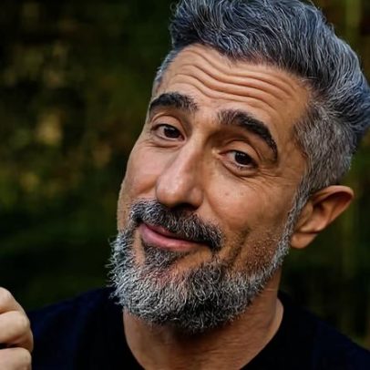 Marcos Mion mostra pernas definidas aos 48 anos, em vídeo