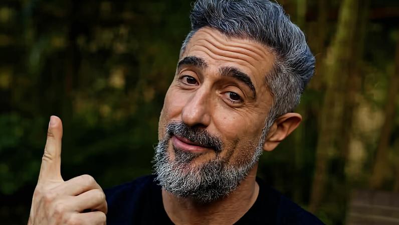Marcos Mion mostra pernas definidas aos 48 anos, em vídeo