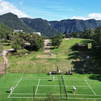Hotel Morada dos Canyons inaugura 1ª quadra de grama sintética em SC