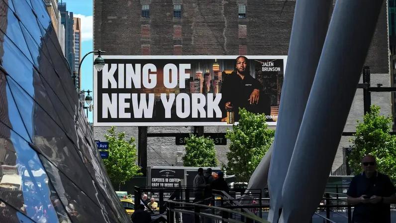 Publicidade de Jalen Brunson em Nova York, antes das finais da NBA (Foto: ANGELA WEISS / AFP)
