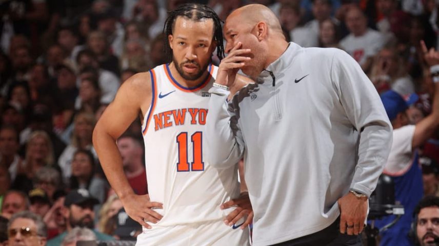 Jalen Brunson e Rick Brunson conversam em jogo do Knicks na NBA (Foto: Nathaniel S. Butler/NBAE/ Getty Images)