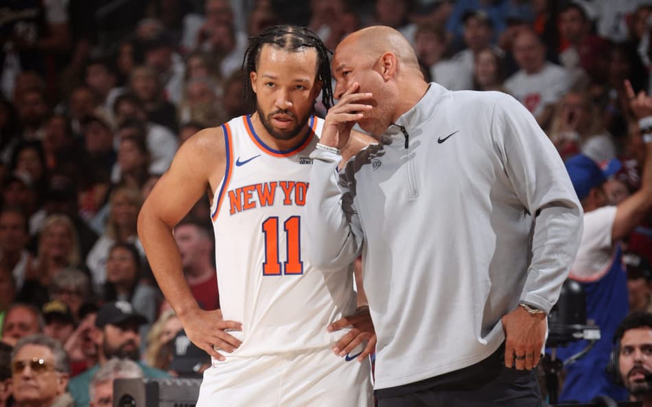 Jalen Brunson e Rick Brunson conversam em jogo do Knicks na NBA (Foto: Nathaniel S. Butler/NBAE/ Getty Images)