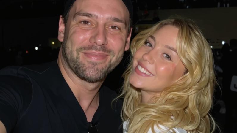 Sydney Sweeney and Scooter Braun at a basketball game.