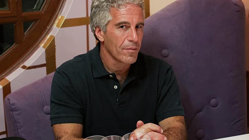 Assistente de Epstein planeja livro revelador, teme perder proteção legal