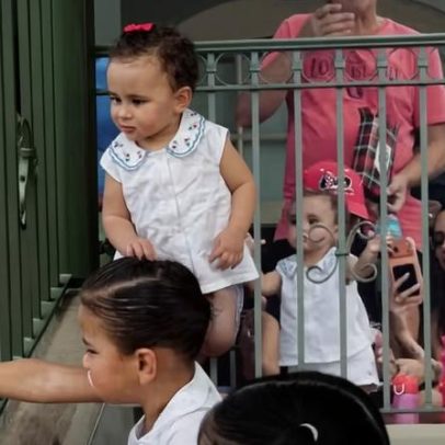 Filhas de Neymar vibram ao acompanhar desfiles na Disney em área VIP
