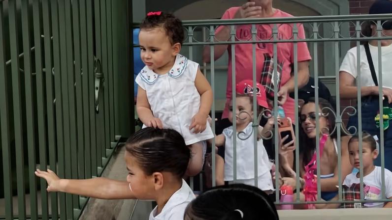 Bruna Biancardi leva as filhas para acompanharem desfiles em parque da Disney