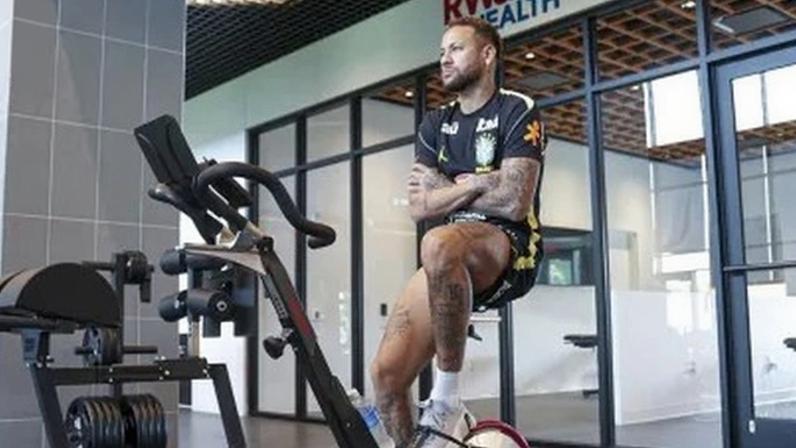 Neymar realizando fisioterapia com a equipe médica da Seleção Brasileira