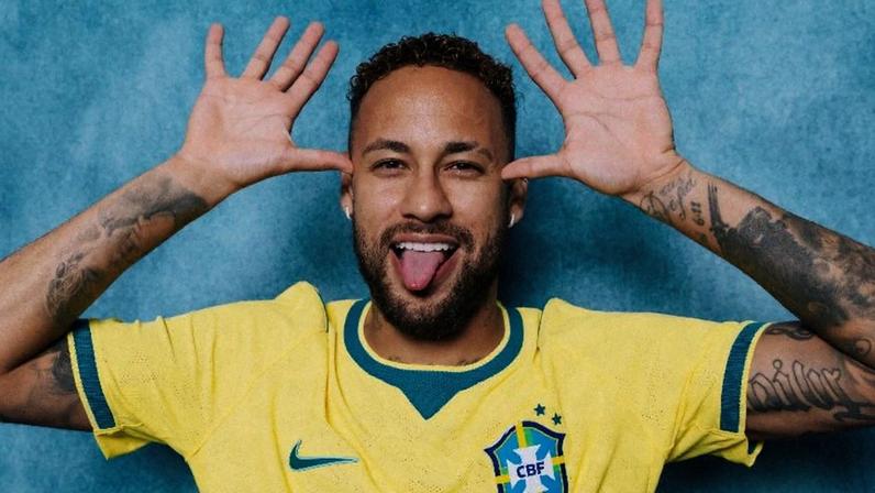 Neymar Jr., atacante da seleção, posa para foto oficial da Fifa para a Copa do Mundo