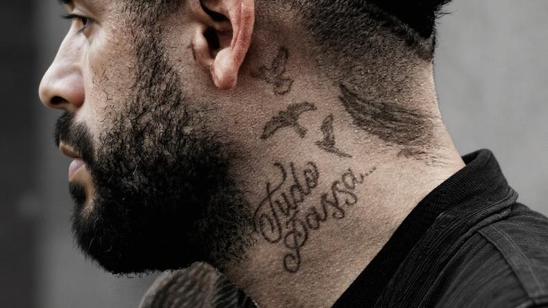 Neymar fica fora contra Haiti e posta foto de tatuagem com Tudo passa