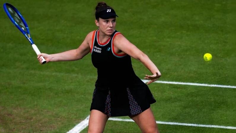 Noskova freia sequência de Eala e avança à decisão em Berlim