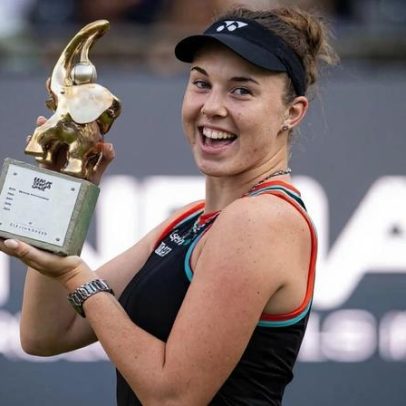 Noskova vence Pegula em Berlim após longa espera pela chuva