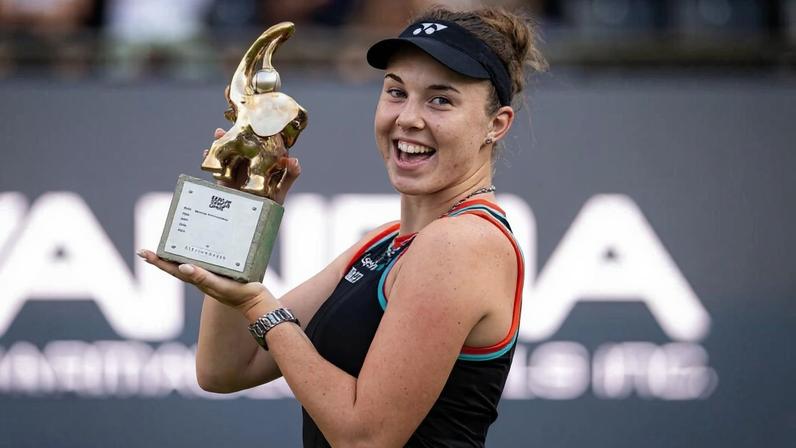 Noskova vence Pegula em Berlim após longa espera pela chuva