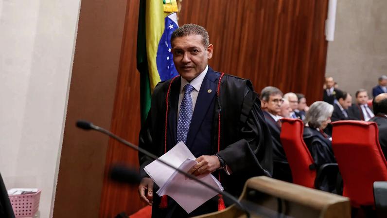 TSE adia decisão sobre pesquisa que ligou Flávio a Vorcaro