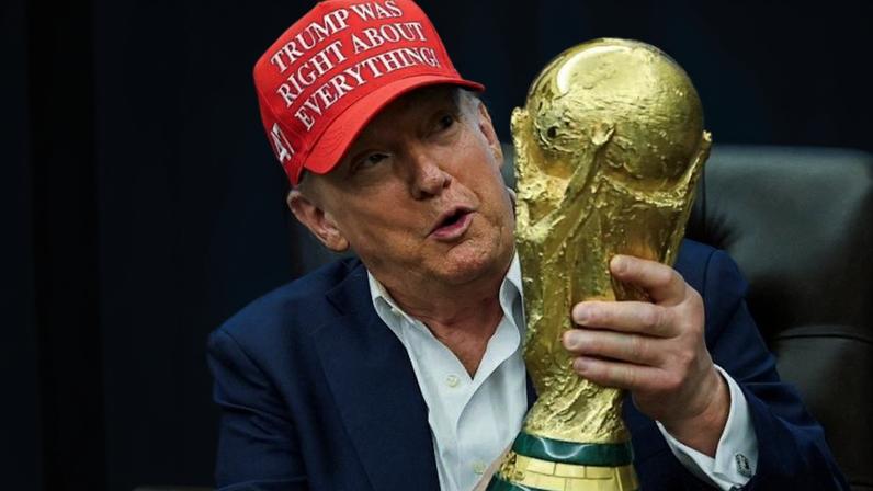 O presidente dos EUA, Donald Trump,segura a taça da Copa do Mundo da Fifa no Salão Oval da Casa Branca, em Washington D.C.