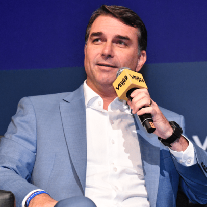 Bolsa Família é defendida por Flávio como direito do povo, criado por Lula