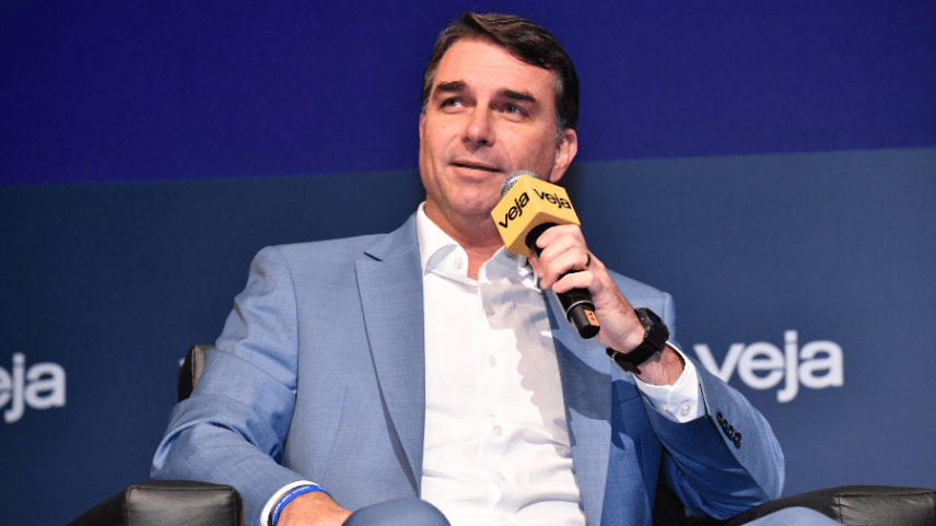 O senador Flávio Bolsonaro em evento da revista Veja