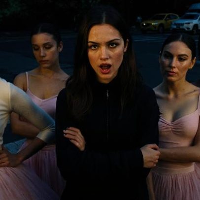 Olivia Rodrigo canta Stupid Song em Central Park e loja no novo videoclipe