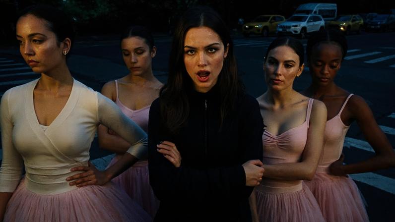 Olivia Rodrigo canta Stupid Song em Central Park e loja no novo videoclipe