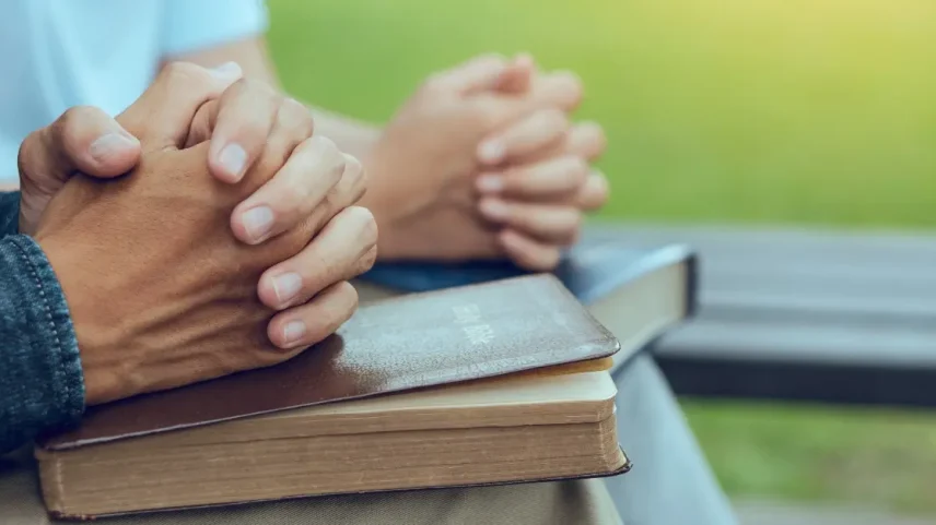 Texto sobre a oração e a confiança em Deus em momentos de silêncio.