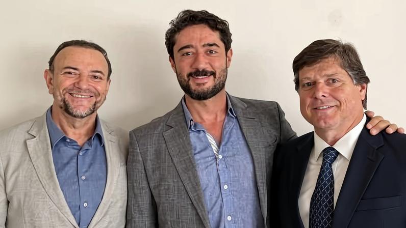 Os presidentes do PT, Edinho Silva (esq.), e do MDB, Baleia Rossi (dir.), com o ex-vereador Gabriel Azevedo, cotado a concorrer para o governo de Minas Gerais