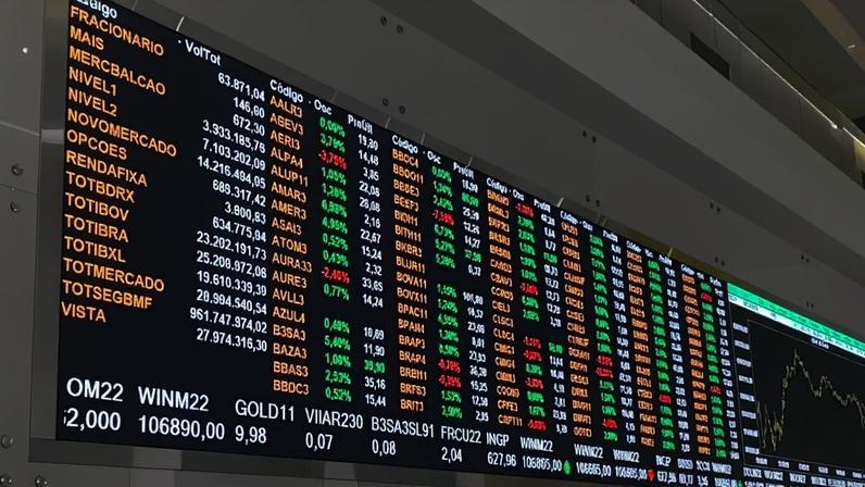 Ouro encerra em alta devido à queda nos preços do petróleo e preocupações inflacionárias.