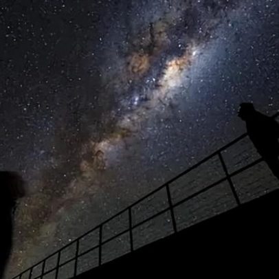 Astrônomos vivem em instalações no Deserto de Atacama, ao estilo James Bond
