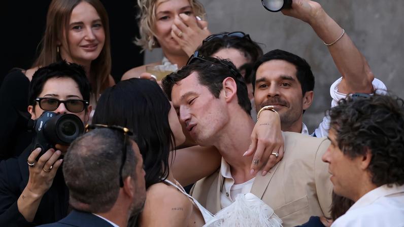 Dua Lipa e Callum Turner se casam novamente na Itália