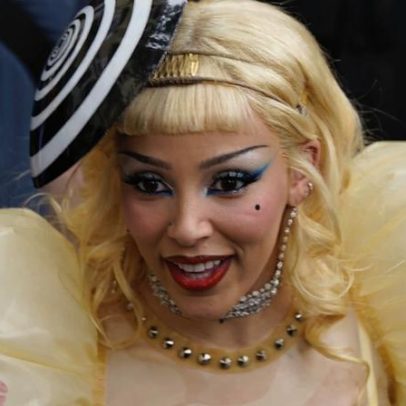Doja Cat exibe look de latex com piercings falsos e mangas infladas
