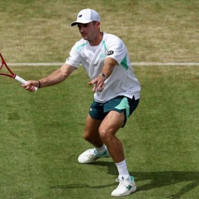 Paul vence Fokina e enfrenta Humbert na semifinal do Queen's
