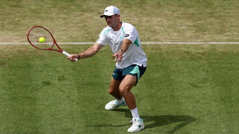 Paul vence Fokina e enfrenta Humbert na semifinal do Queen's
