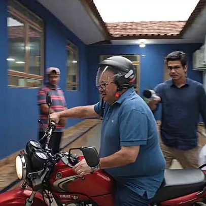 Vereador cassado por compra de voto foge de moto após pergunta de repórter